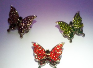 Harga : Rp.25.000,- kode : Bros kupu 01-03 warna : ungu,hijau,merah stok : tersedia ukuran : 2,5cm.